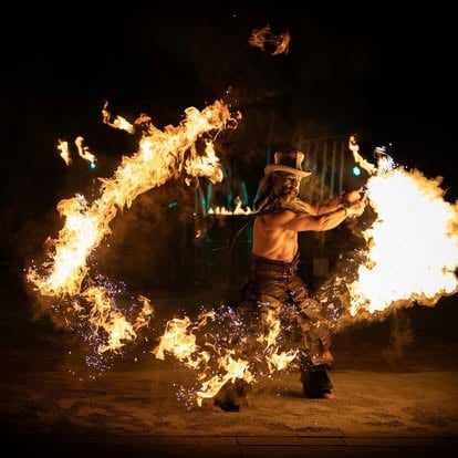 Manipulation de flammes avec une grande courbe enflammée