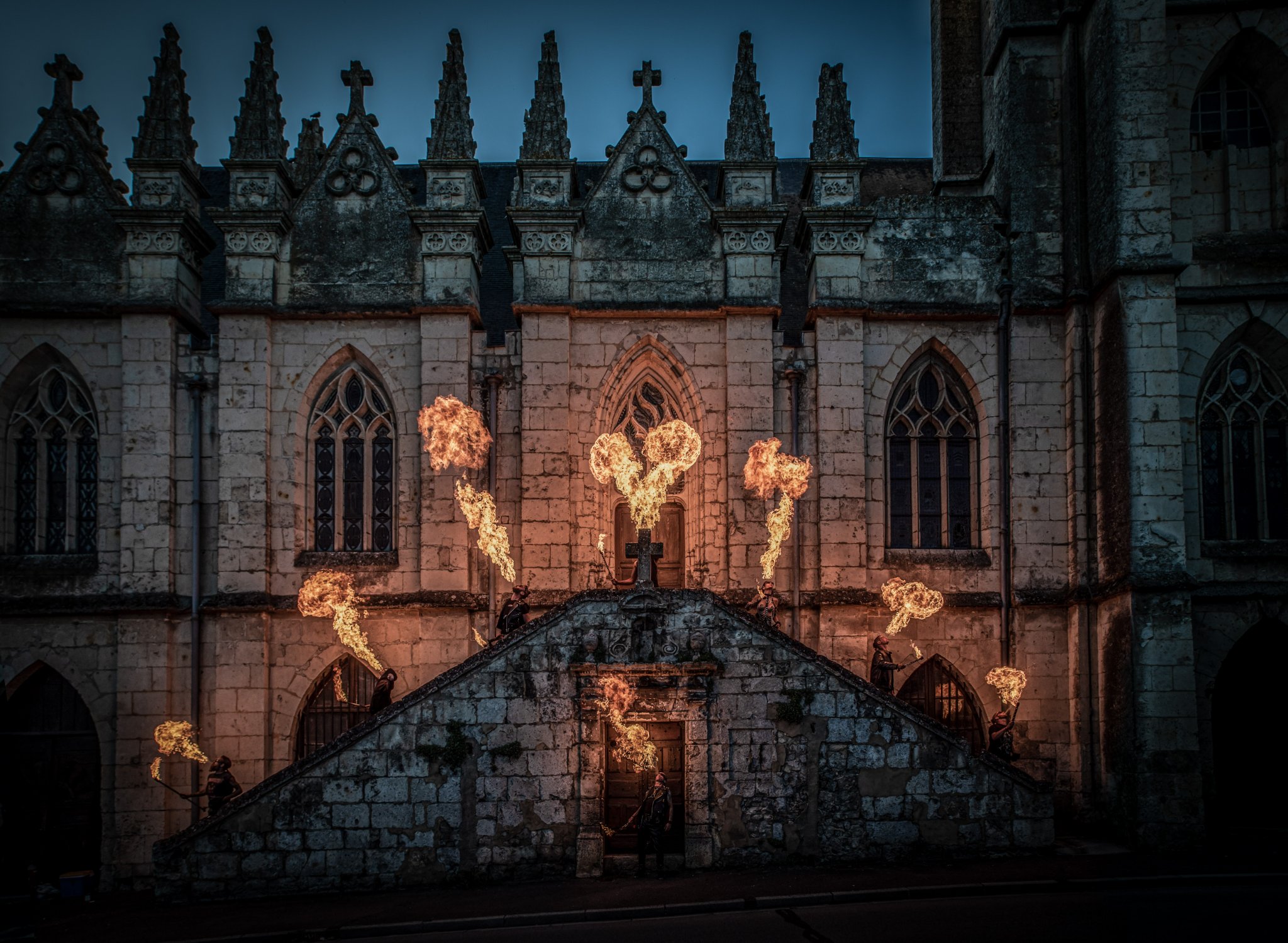 Cracheurs de Feu devant l'église